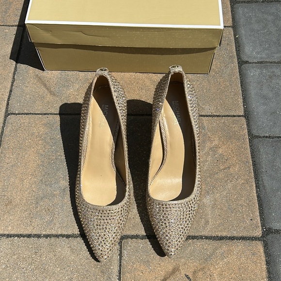 Michael Kors Dorothy Flex Pump - Picture 2 of 10